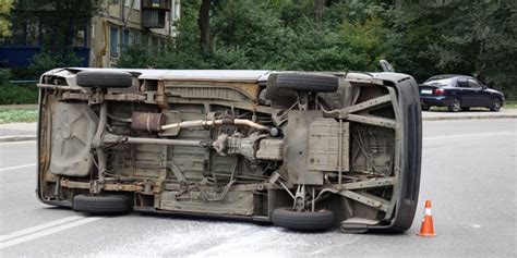 Soccorre Un Uomo Dopo Un Incidente Il Ferito Gli Ruba L Auto