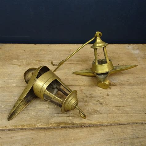 Deux Anciennes Lampes Huile En Bronze Suspendre Le Palais Des