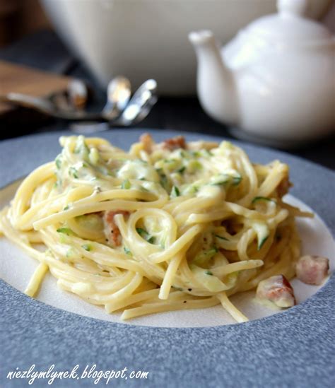 Spaghetti a la carbonara z tartą cukinią i wędzonym boczkiem