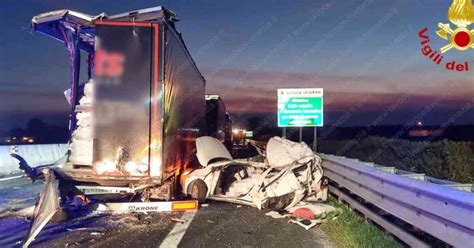 Incidente In A4 Carambola Tra Camion Morta Donna Di 40 Anni Spinta