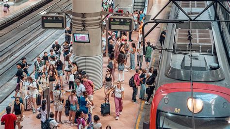 Renfe Supera Los Dos Millones De Abonos Gratuitos De Cercan As Media