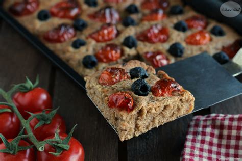 Focaccia Integrale Con Pomodorini E Olive