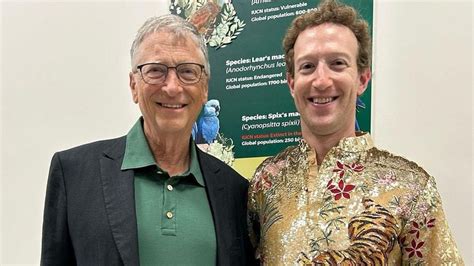 Mark Zuckerberg Bill Gates Ironizza Sulla Sua Camicia Dorata Indossata