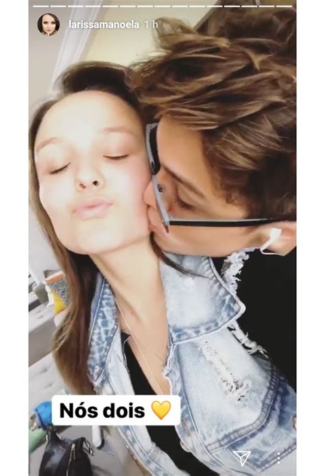 Foto Larissa Manoela Publicou Uma Foto Ganhando Beijo Do Namorado Leo