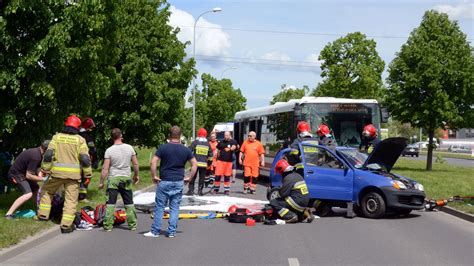 ZDERZENIE FIATA Z AUTOBUSEM