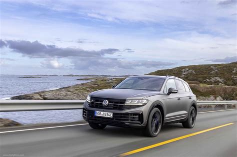 2024 Volkswagen Touareg R EHybrid Silicon Grey Stunning HD Photos