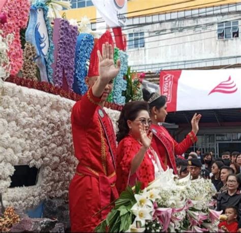 Pj Bupati Sangihe Tumpangi Parade Kendaraan Hias Di TIFF 2023 Tomohon