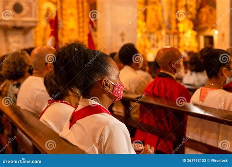 Cat Licos Y Sacerdotes Rezando Dentro De La Catedral Bas Lica Foto De