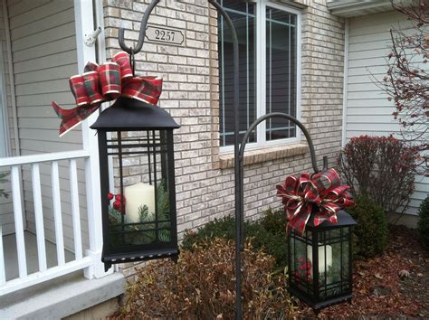 Stunning Christmas Front Porch Decor Ideas Hang Lanterns From