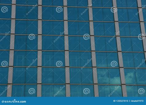 Textura De Cristal De Una Fila De Ventanas Azules En Una Pared Del