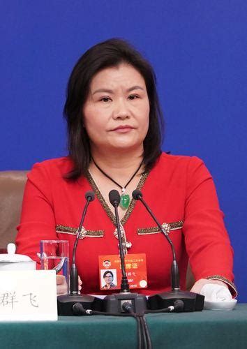 她是中国最牛打工妹，仅3年就成为身价600亿的女首富，她就是周群飞 每日头条