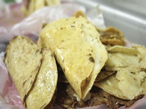 Prepara tacos de canasta de chicharrón prensado receta económica