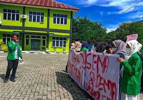 Puluhan Mahasiswa Demo Di Halaman Biro UIN Syahada Padangsidimpuan