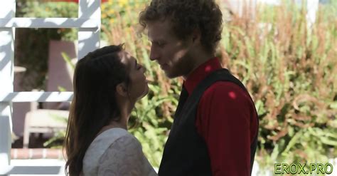 Nude Brunette Sara Luvv Does It Way Better