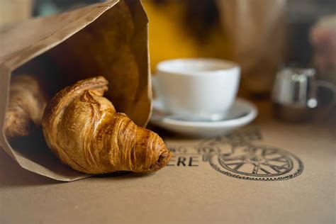 Le café croissant une délicieuse coutume française