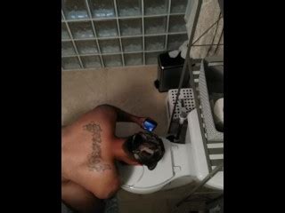 热拉丁裔在马桶上吸吮巨大的假阳具 Pornhub Gay