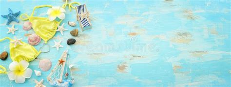 Vista Superior Del Barco De Pez Estrella De Bikini Y De La Flor Monoi Sobre Fondo Azul Pastel De