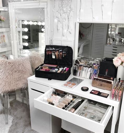 20 Best Makeup Vanities And Cases For Stylish Bedroom Stylish Bedroom Makeup Vanity Case