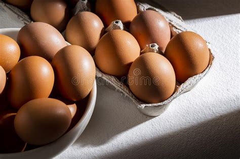 Pilha De Ovos De Galinha No Cesto Imagem De Stock Imagem De Loja