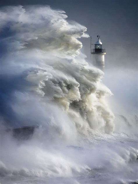 Bir Deniz Fenerine Arpan Dramatik Dalgalar Hava Durumu Foto Raf