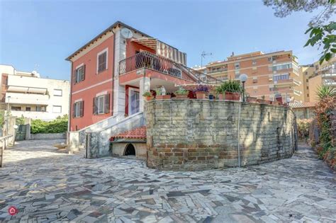 Ville Con Giardino Privato In Vendita A Roma Vicino Alla Fermata Metro