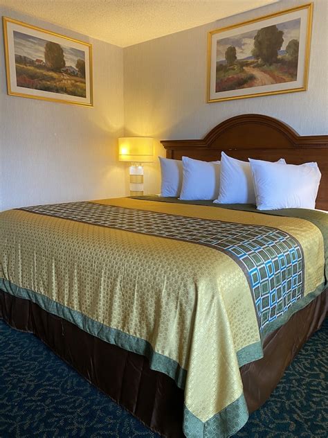 Harrisonville Inn & Suites Harrisonville, Missouri, US - Reservations.com