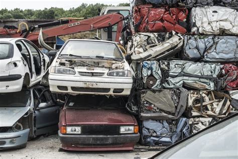 Carros E Caminh Es Da Sucata Foto De Stock Imagem De Carros