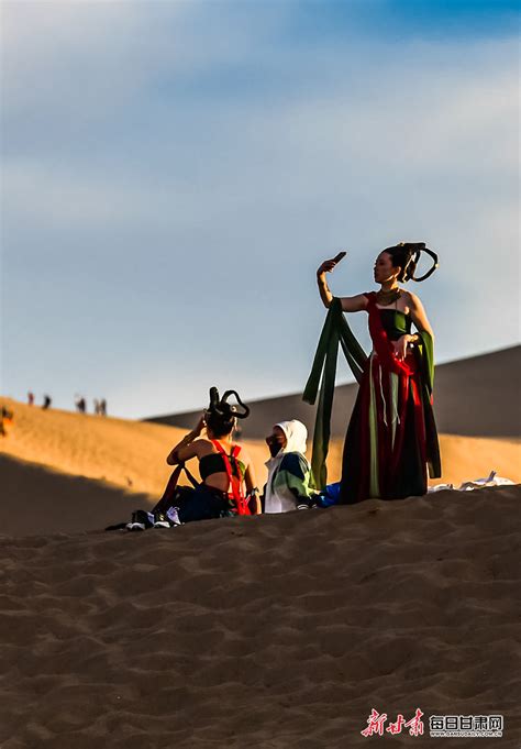 鸣沙山“飞天”衣袂飘飘 大漠敦煌兴起古装旅拍凤凰网甘肃 凤凰网