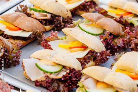 Nahaufnahme von belegten Brötchen mit Käse und Schinken auf Häppchen