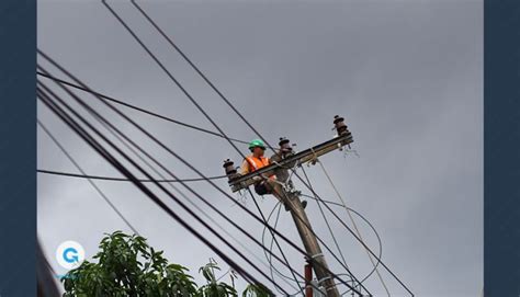 Foto Petugas Pln Lakukan Pemeliharaan Jaringan Listrik Di Abdullah