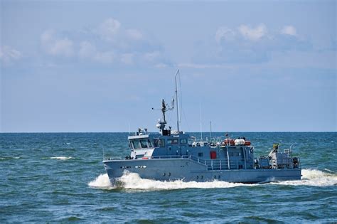 Guarda costeira barco patrulha de resgate e apoio para navegação de