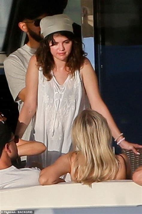 Selena Gomez Wears Green Bikini Aboard Luxury Yacht In Hawaii Daily Mail Online
