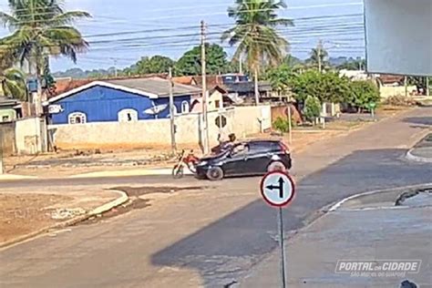 Vídeo mostra colisão entre carro e motocicleta em cruzamento de São Miguel