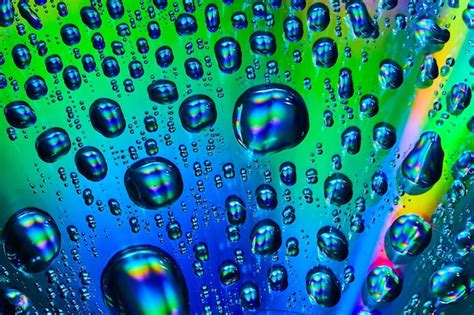 Gotas de agua brillantes y vibrantes que fluyen a través de un activo