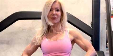 Une grand mère de ans est allée à la plage en bikini minuscule et a conquis tout le monde