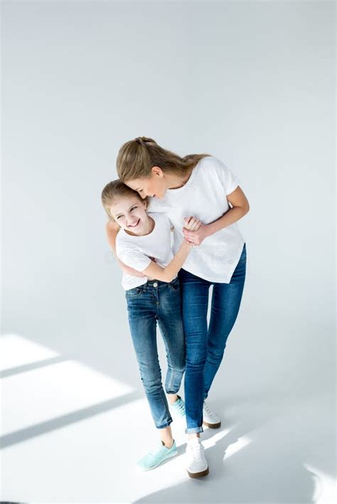 Madre E Hija Que Llevan a Cabo Las Manos Y Que Ríen Junto Imagen de