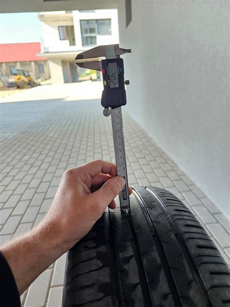 Letni pneu Continental 215/65 R17. Vzorek +- 4,2mm. | Aukro