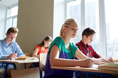 Grupo De Estudantes Livros Que Escrevem O Teste Da Escola Imagem De