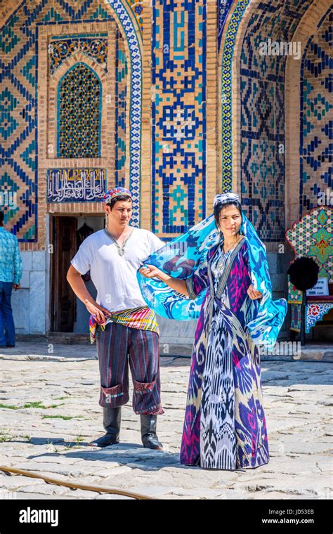 Samarkand Uzbekistan August 28 Bride And Groom In Traditional Uzbek