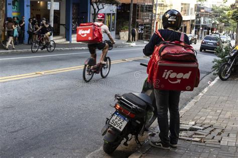 Motocicleta Estacionada Uma Caixa De Estiroespuma Para O Transporte