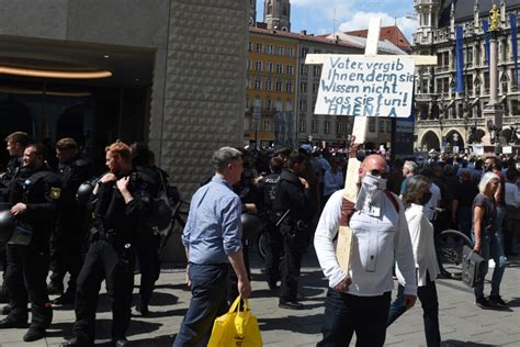 Corona Demo in München Tausende Menschen auf Marienplatz