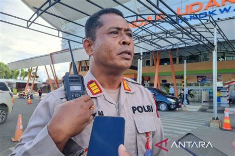 Kapolsek Pelayanan Arus Mudik Di Bandara Rendani Lancar ANTARA News