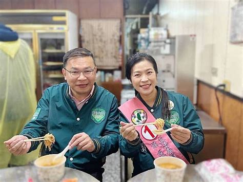 王義川陪陳秀寶掃街拜票 吃1碗秀水學生最愛雞絲麵 自由電子報 Line Today