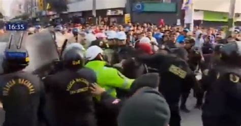 La Victoria Violento Enfrentamiento Entre Ambulantes Y Polic As