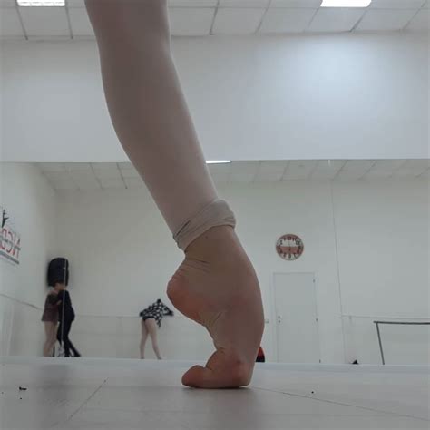 Great pose😍 #onpointe #pointe #toepointe #pointedfeet #dancerfeet #ballerinafeet #perfectfeet # ...