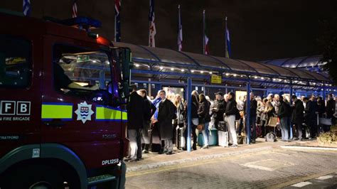 Evacúan el aeropuerto de Londres por un incidente químico Perfil