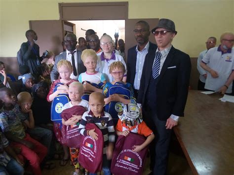 C Te Divoire L Ong Albinos J Assume Offre Des Kits Scolaires Aux