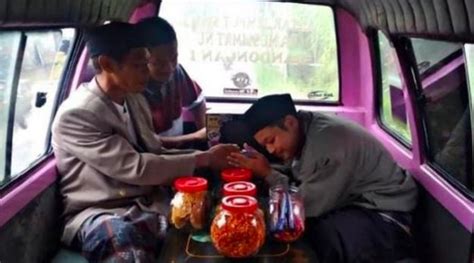 Kelakuan Nyeleneh Orang Saat Naik Angkot Bikin Tepuk Jidat