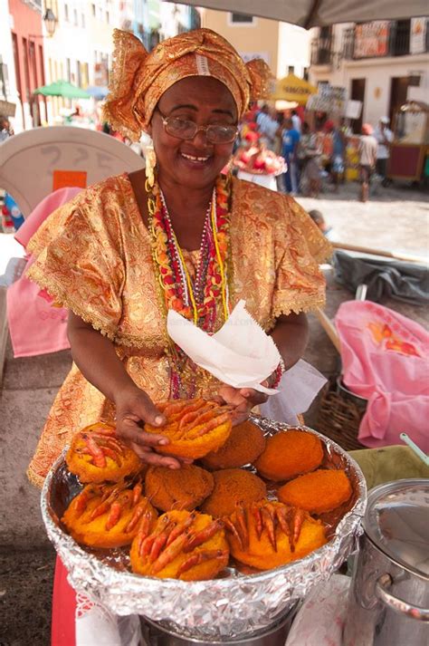 Baiana de Acarajé mercando no dia de Santa Bárbara o Acarajé de Iansã