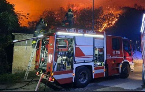 Messina Incendio A Milazzo Distrutta Una Rosticceria Di Olivarella